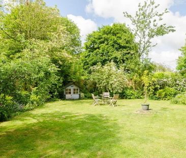 A three bedroom cottage set in an idyllic village location between ... - Photo 1