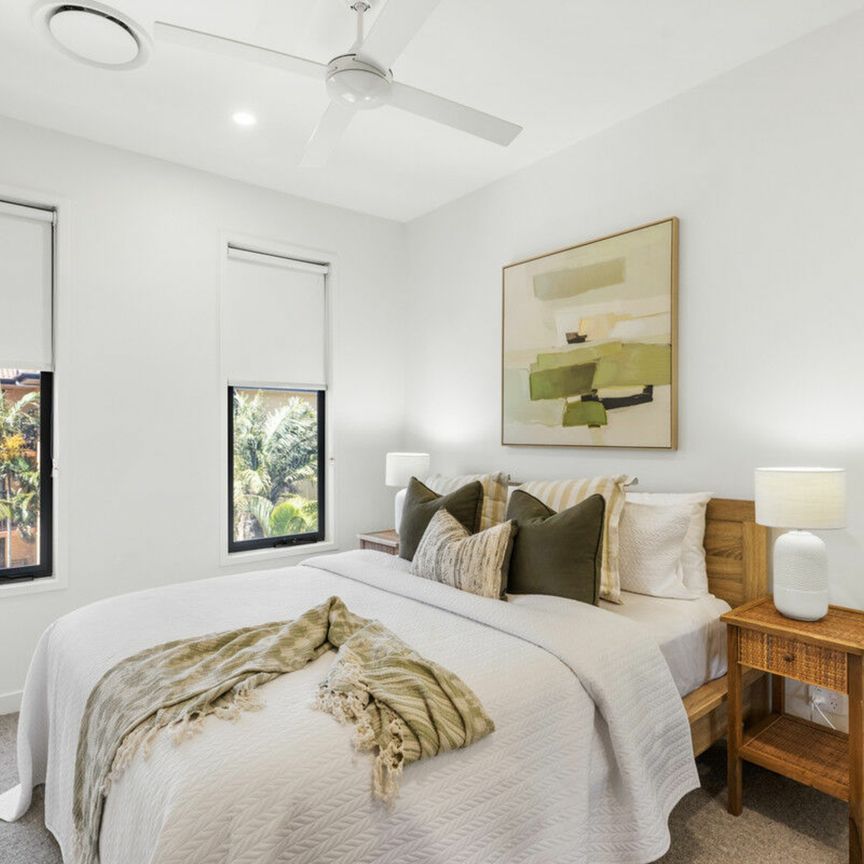 LUXURY THREE LEVEL TOWNHOUSE WITH OWN PRIVATE LIFT - WALK TO BEACH! - Photo 1