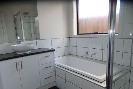 Spacious 3-Bedroom Family Home with Ensuite in Prime Eumemmerring Location! - Photo 3