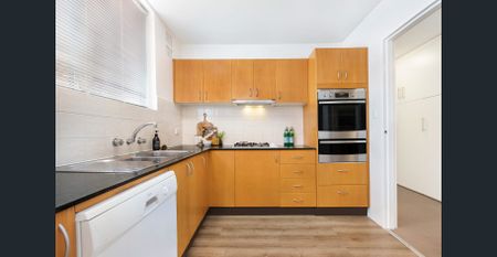 Relaxed Bayside Living with Water Views in the Heart of Chiswick - Photo 4