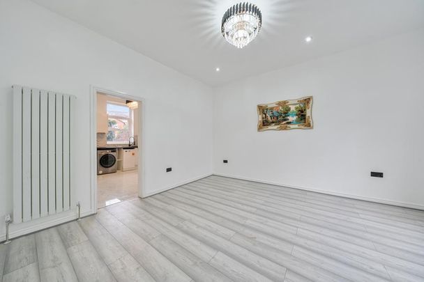 Hawthorn Grove, Ashton-under-lyne, OL7 - Photo 1