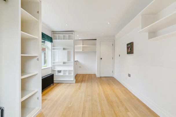 2 bedroom flat in London - Photo 1