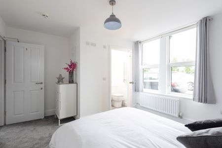 Mordern En-suite near amazon & key employers - Photo 4