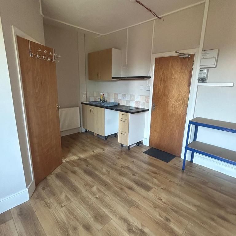 Studio to rent - Photo 1