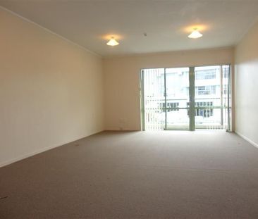 Mount Eden, 2 bedrooms, 2 car parks, spacious inside and out! - Photo 1