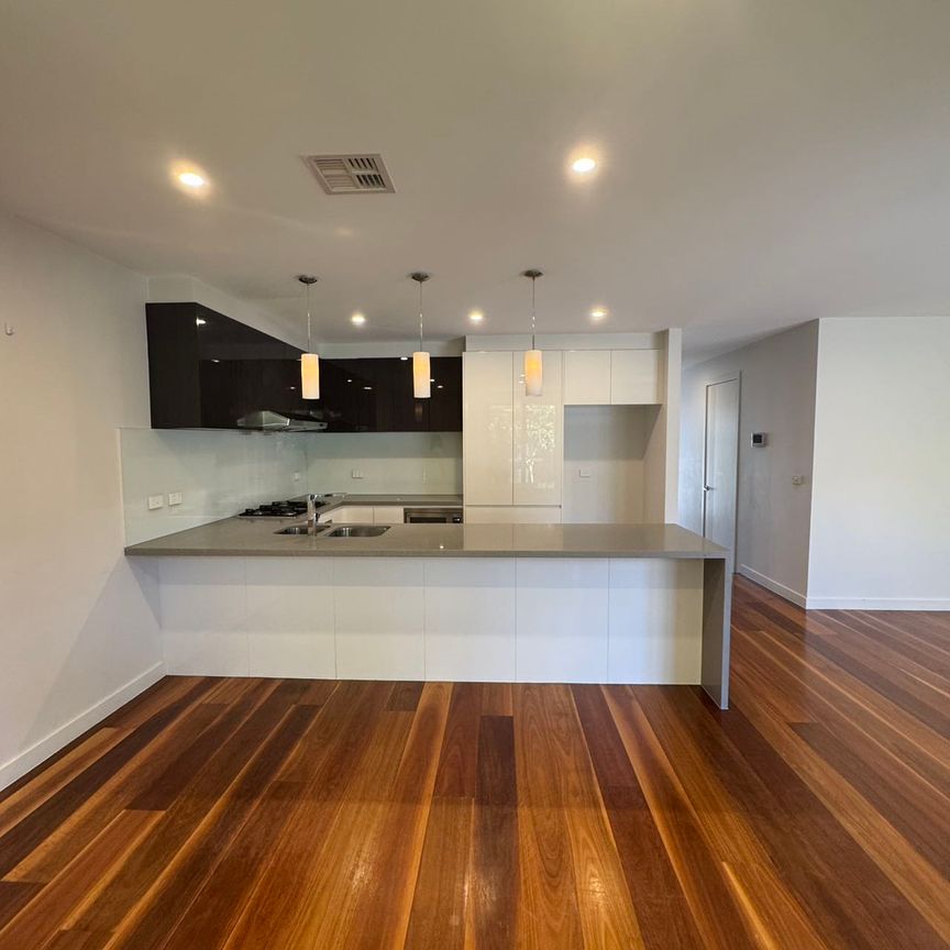 Stylish 3-Bedroom Townhouse in Prime Box Hill Location! - Photo 1