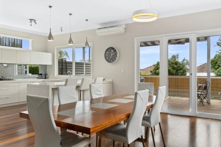 LUXURIOUS FAMILY HOME IN CONVENIENT LOCALE - Photo 5