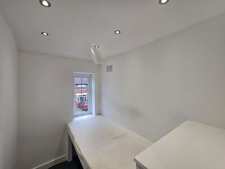 4 bedroom semi-detached house to rent - Photo 5