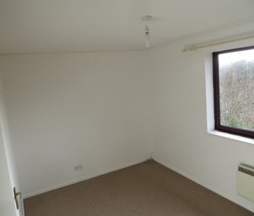 3 bed House - To Let - Photo 6