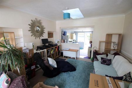 3 bedroom maisonette to rent - Photo 2