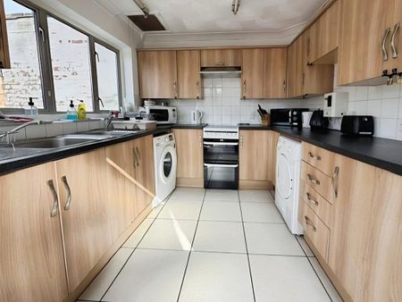 1 bedroom in a house share to rent - Photo 3
