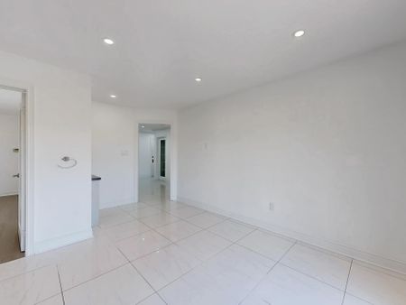 For Lease - 22 A Waltham Crescent, Richmond Hill, Ontario - Photo 2