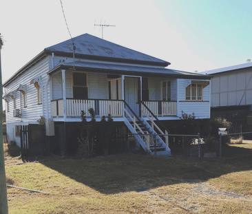 HIGH-SET 4 BEDROOM FAMILY HOME IN WANDAL. - Photo 2