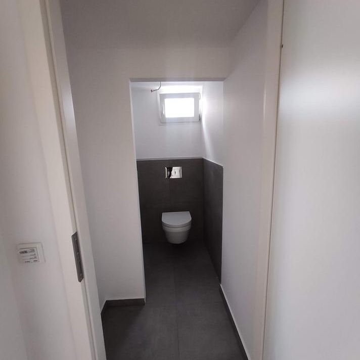 Exklusives Wohnen nach Sanierung: Helle 3-Zimmer-DG-Wohnung mit Balkon & Parkett in Schnaittach - Photo 1