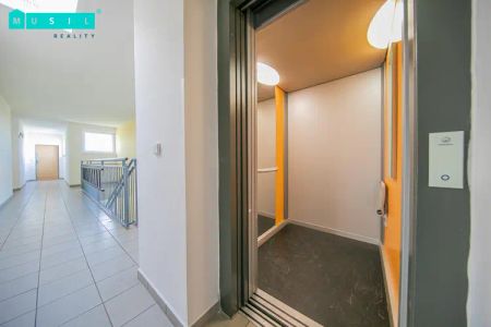 Pronájem příjemného bytu 1+kk s balkonem a sklepem v cihlovém domě na ulici Okružní - Photo 3