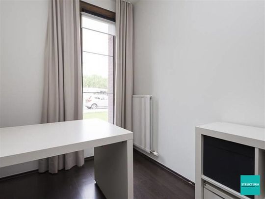 Gelijkvloers appartement met parking gelegen in een groene omgeving - Photo 1