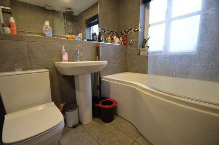 Kings Road, Egham, TW20 - Photo 5