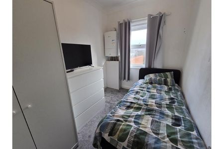 4 bedroom terraced house to rent - Photo 4