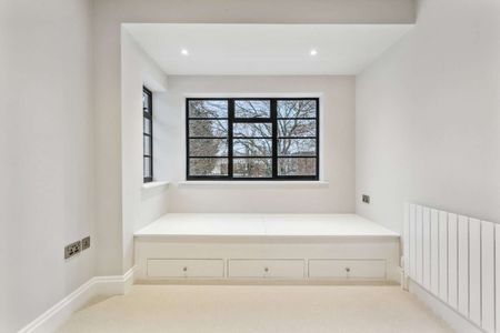 Beautifully designed five bedroom family home near Richmond Bridge in Twickenham - Photo 4