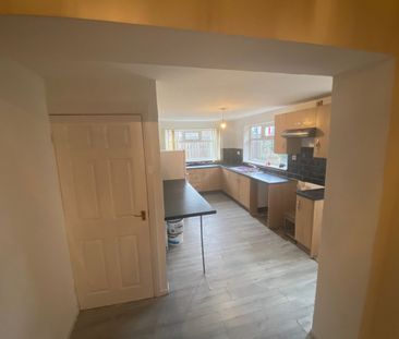 2 bed Apartment - To Let - Photo 6