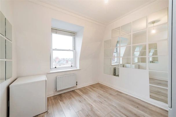 3 bedroom flat in London - Photo 1