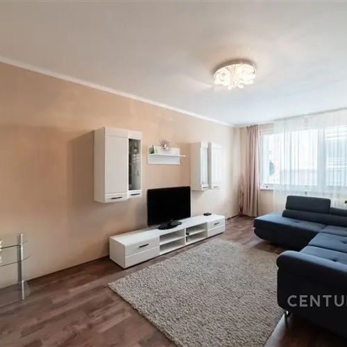 Pronájem prostorného bytu 3+1 s lodžii a sklepem, 76 m - Photo 1