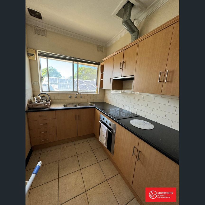 LARGE 2 BEDROOM UNIT - EASY ACCESS TO THE CITY - Photo 1