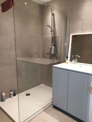 Volledig gerenoveerd appartement op de 2de verdieping, ideaal gelegen in het centrum van Kraainem en op wandelafstand van het Jourdain Park. - Foto 1