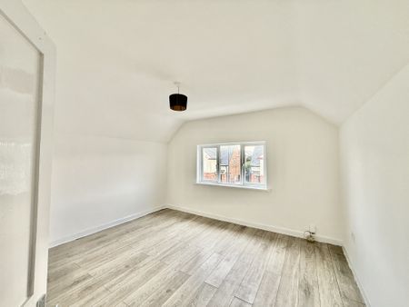 Three‑bed semi‑detached home with lounge, kitchen, downstairs bathroom and three bedrooms. Gardens to front, side and rear plus garage. Unfurnished and available now. Located in DE24 with good access to shops and transport. EPC D, Council Tax A. - Photo 4