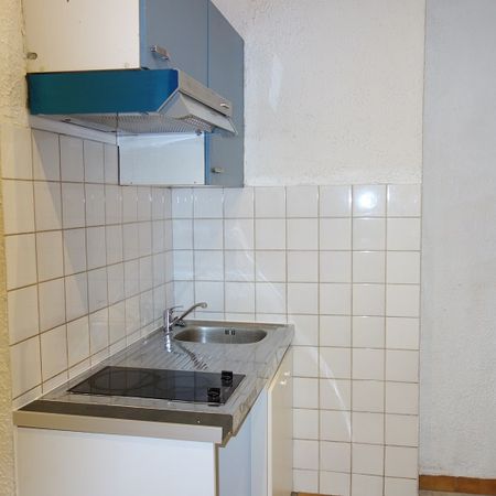 Location - Appartement T1 de 22 m², au rez-de-chaussée d'un immeuble de ville - Photo 4