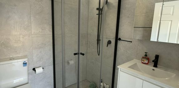 Neat 2 bedroom flat - Photo 2