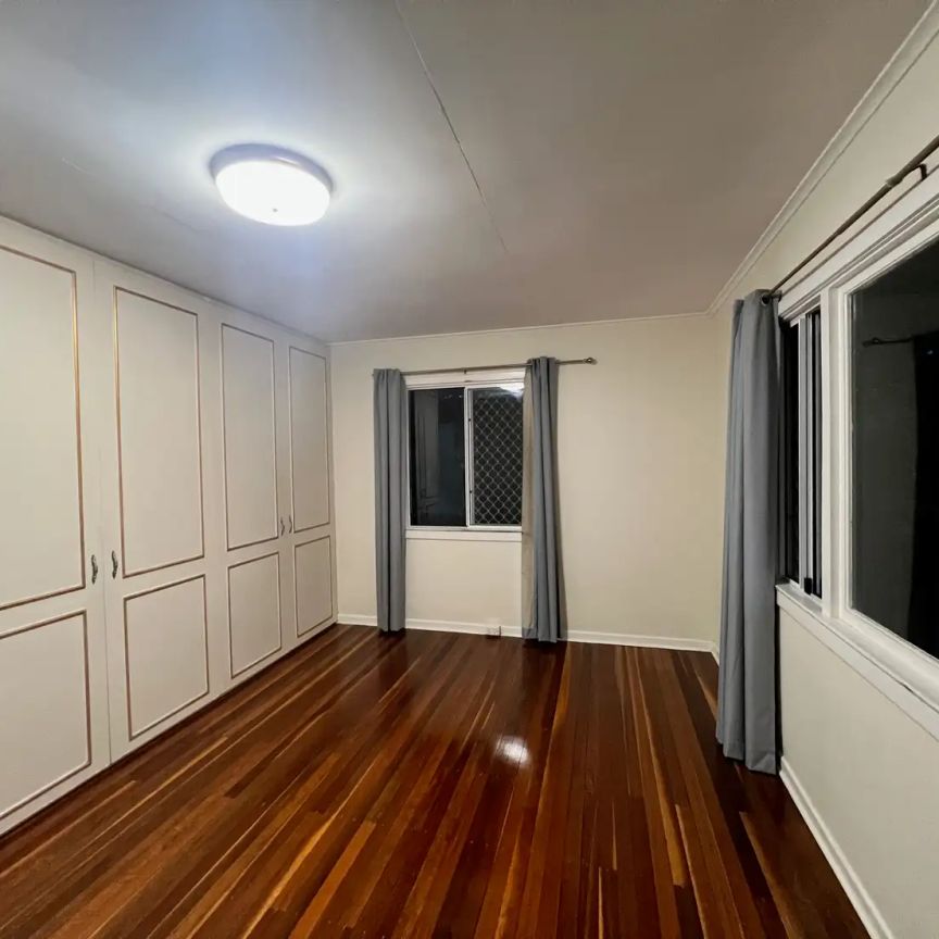 “Spacious 3-Bedroom Family Home with Large Yard in Quiet Inala Street” - Photo 1