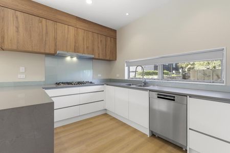 Modern family home in Greenlane - Photo 3