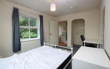 *** STUDENT PROPERTY *** £780pppm 3 bed bills included!!!** A modern property in a popular location suitable for three STUDENTS. Available furnished with bills included from August. - Photo 3