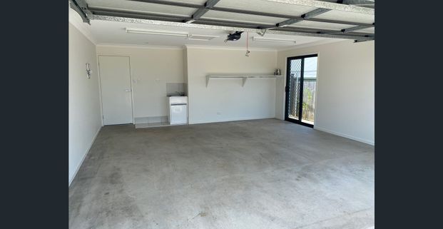 Low maintenance, modern with functionality - Photo 1