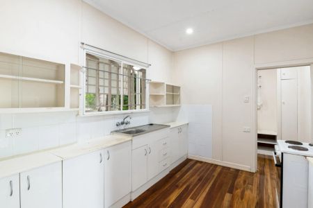 Charming Family Home with Spacious Backyard in Yeronga - Photo 3