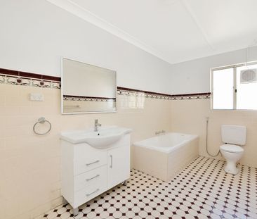 Spacious, Light Filled Three bedroom Apartment - Photo 4