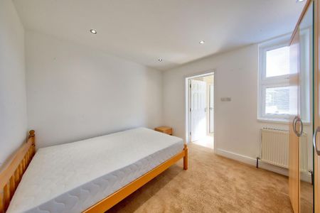 4 bedroom terraced house to rent - Photo 4
