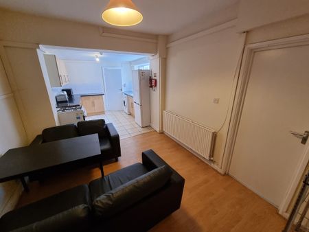 5 Bed Student Accommodation - Photo 3