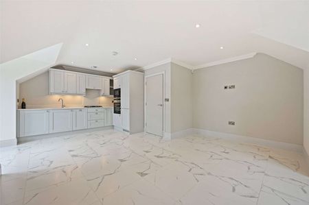 A recently built and luxury top floor penthouse apartment set in a gated development in Lower Road, Chorleywood. Available 03.02.2025 and offered unfurnished. - Photo 3