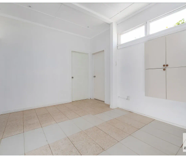 COTTAGE STYLE LIVING WITH A HUGE BLOCK! - Photo 2