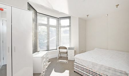 Stylish 4-Bed Ensuite Student House on Vibrant Ecclesall Road - Photo 4