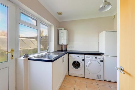 3 bedroom detached bungalow to rent - Photo 3