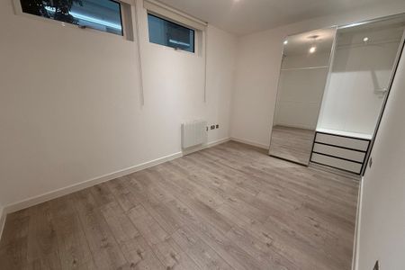 Edinburgh Gate - Photo 2