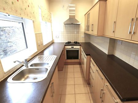 Terraced House to rent on - Photo 4