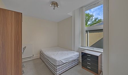 Spacious 3-Bed Ensuite Student Property with Free Parking & Large Communal Garden - Photo 4