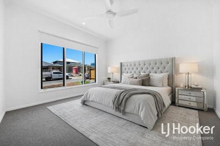 Exemplary Coral Built Family Home - 3 x Living Zones - Ducted AC - WOW FACTOR! - Photo 3