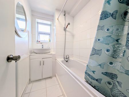 Room in a Shared Flat, West House Close, SW19 - Photo 5