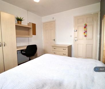 4 bedroom flat to rent - Photo 1