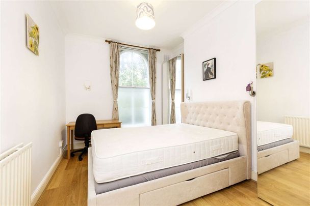 Stylish two bedroom, raised ground floor flat with a shared garden in a Prime Islington Location. - Photo 1